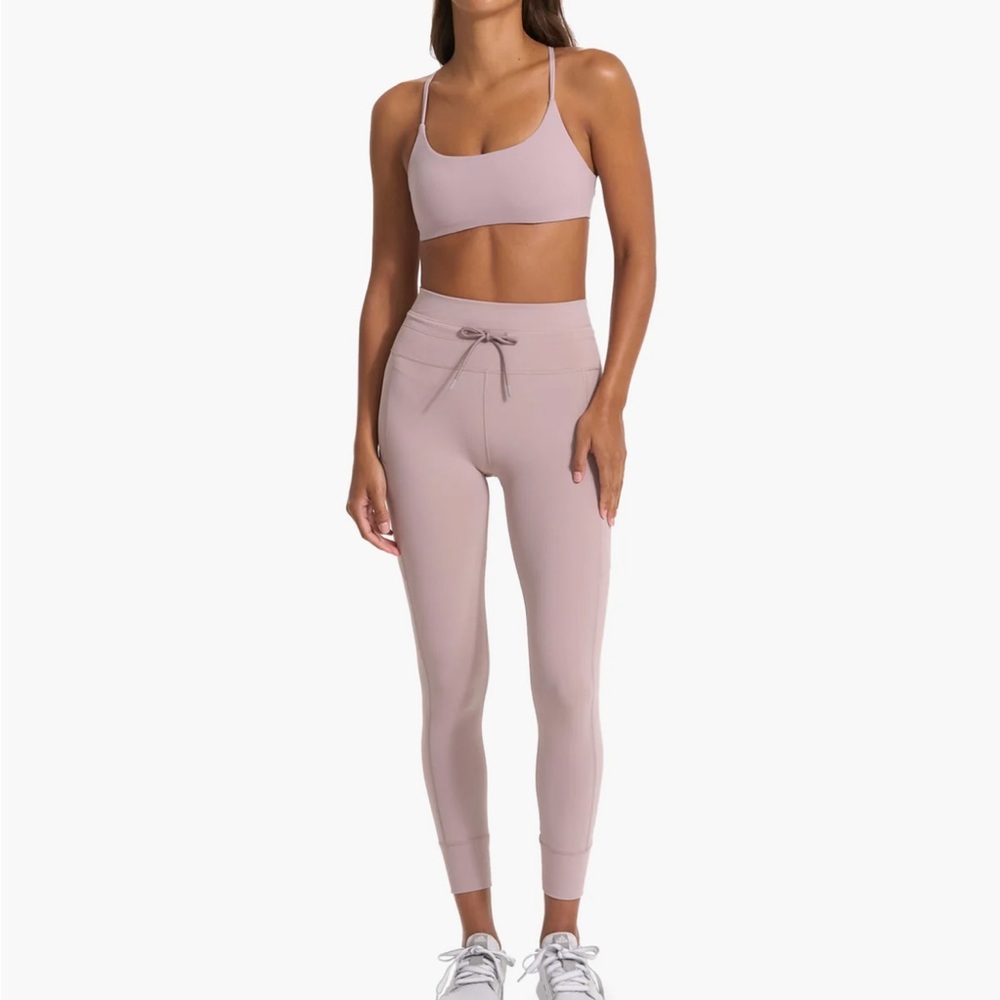 Vuori Daily Pocket Legging and tempo bra